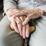 Anziani con mani incrociate perchè rifiuta la casa di riposo