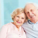 Coppia sorridente di anziani si abbracciano